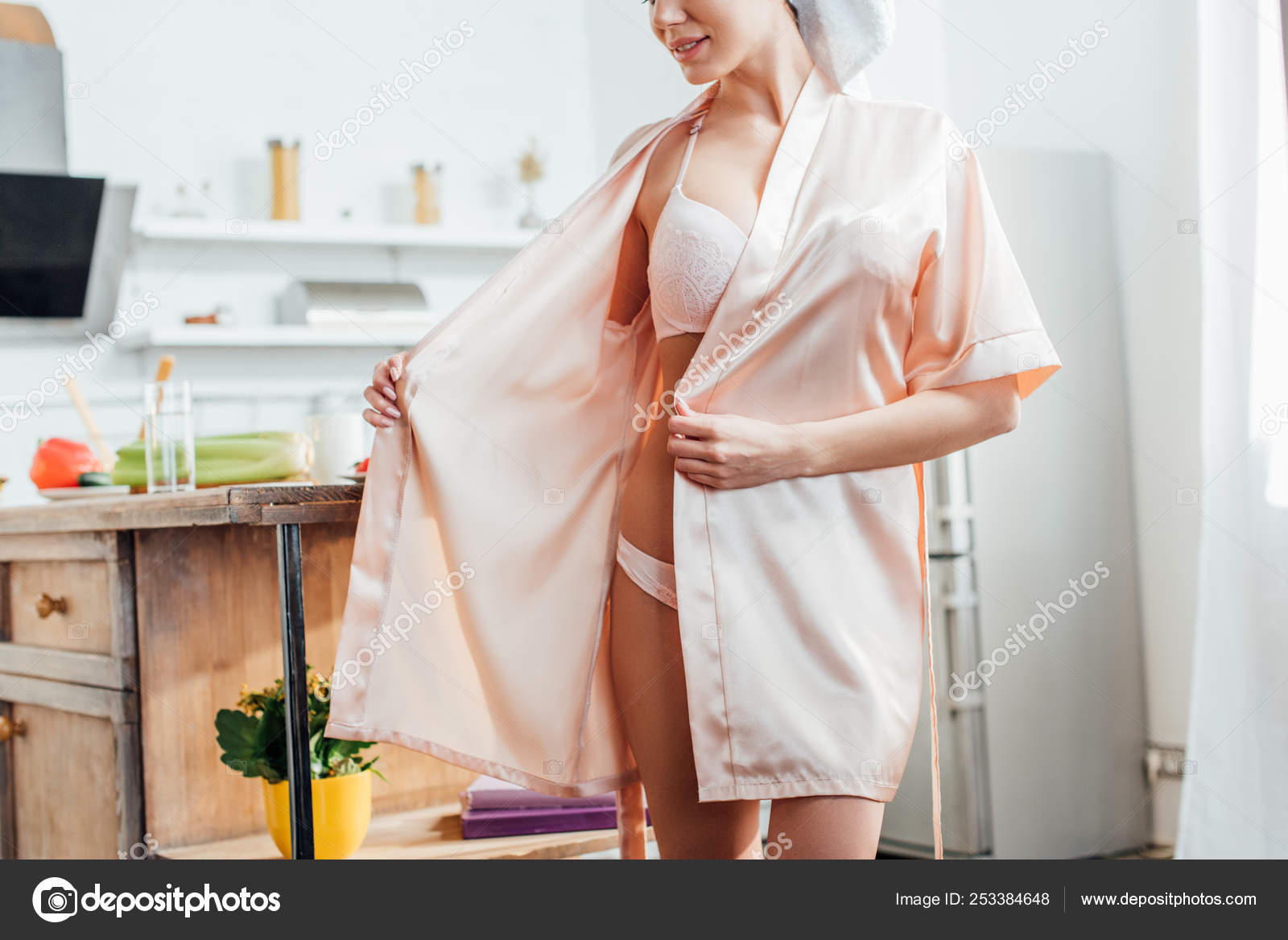 Женщина в халате на кухне